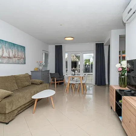 Beachfront Gabine *