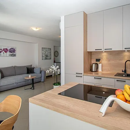 Beachfront Gabine Apartment Kastela