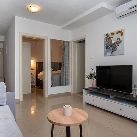 Apartment Beachfront Gabine