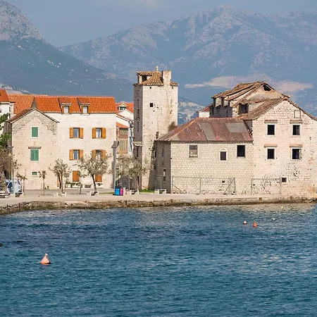 Beachfront Gabine Apartment Kastela